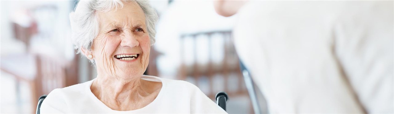 Glückliche Seniorin im Rollstuhl