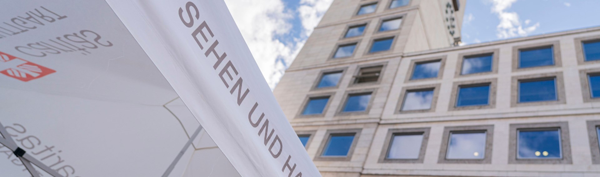 Caritasstand vor Stuttgarter Rathaus