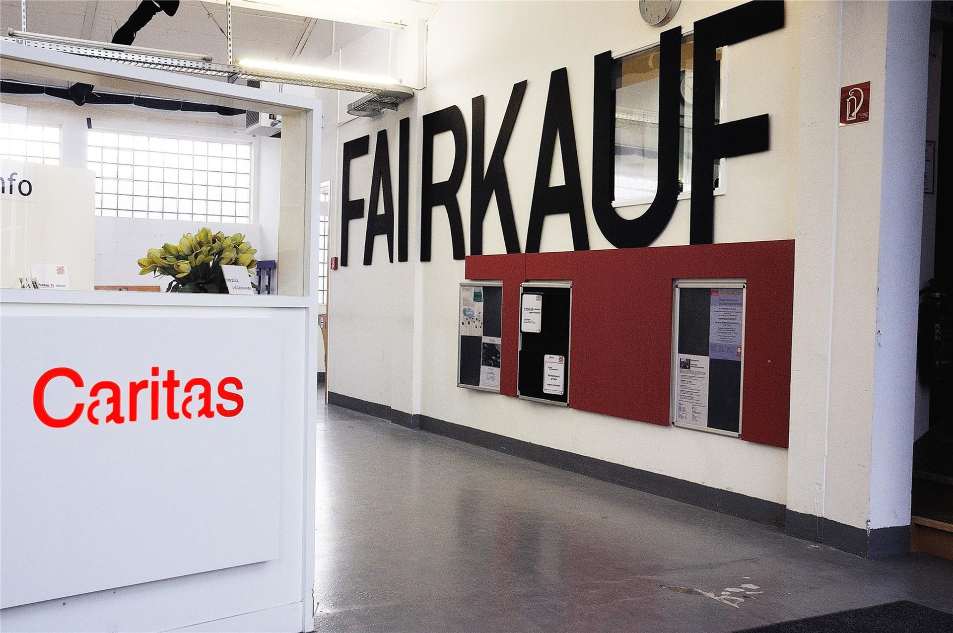 Eingangsbereich des FAIRKAUF Second-Hand-Kaufhaus
