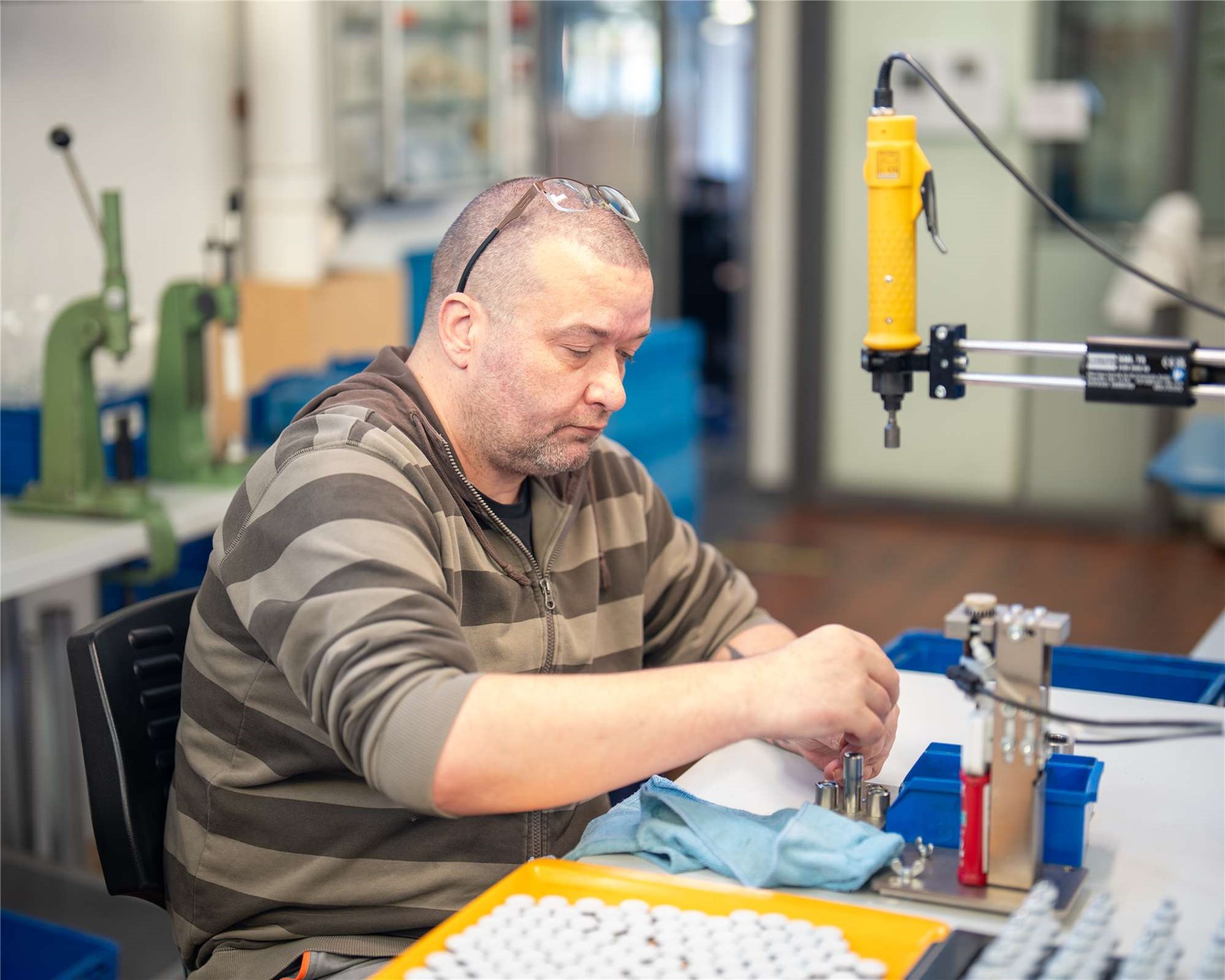 Mann mit Behinderung beim Arbeiten