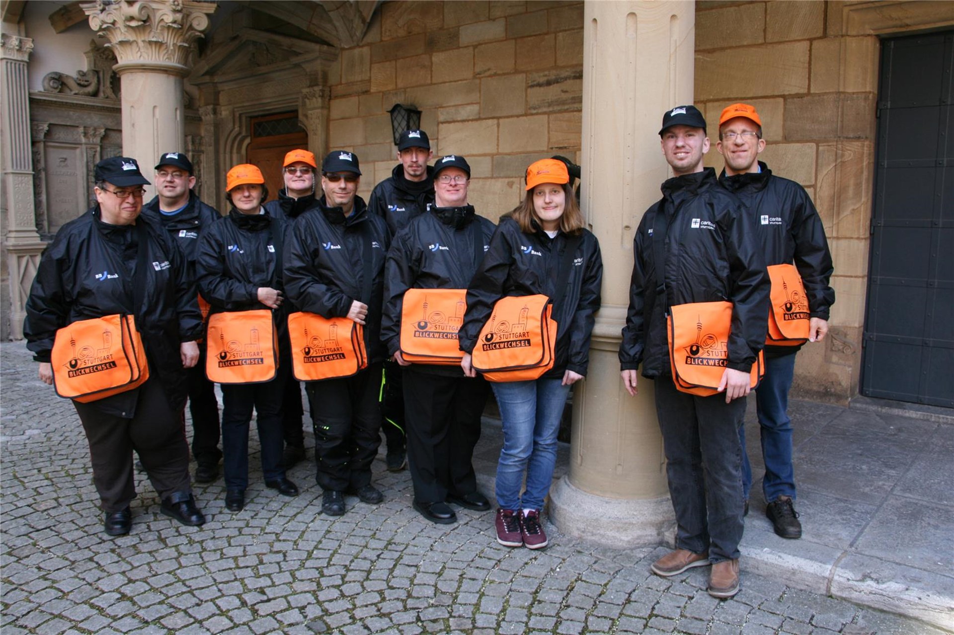 Die zehn Gästeführer stehen in einem Schlosshof