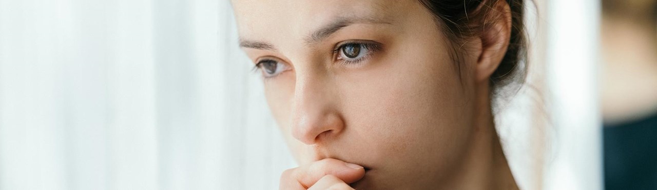 Portrait einer nachdenklichen und traurigen Frau