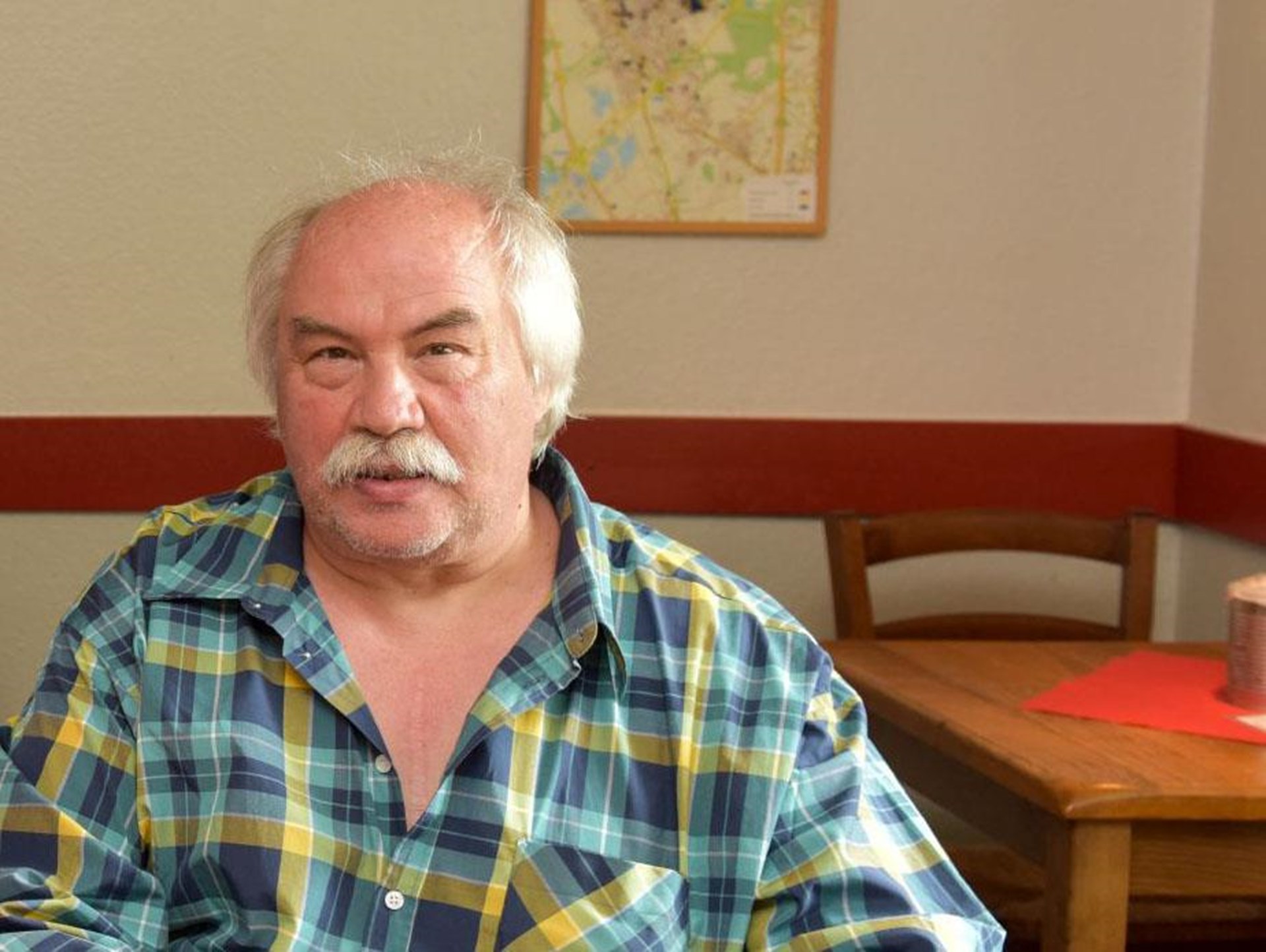 Mann mit kariertem Hemd