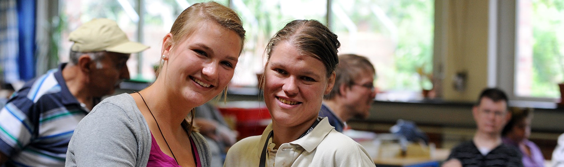 Zwei lachende Frauen